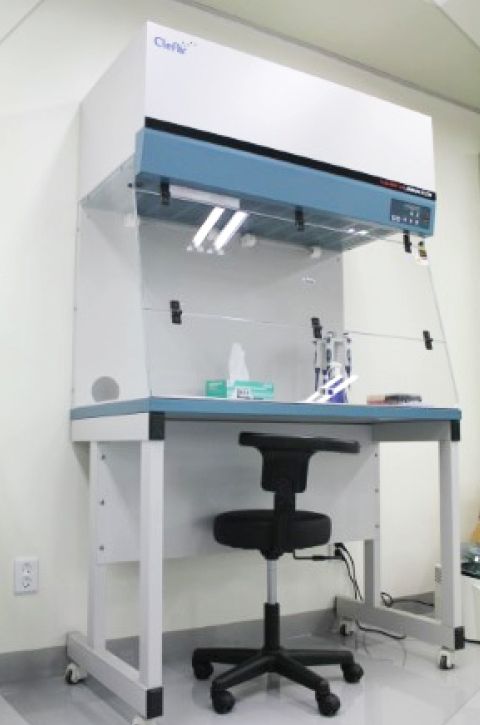 Clean bench with a clear front panel